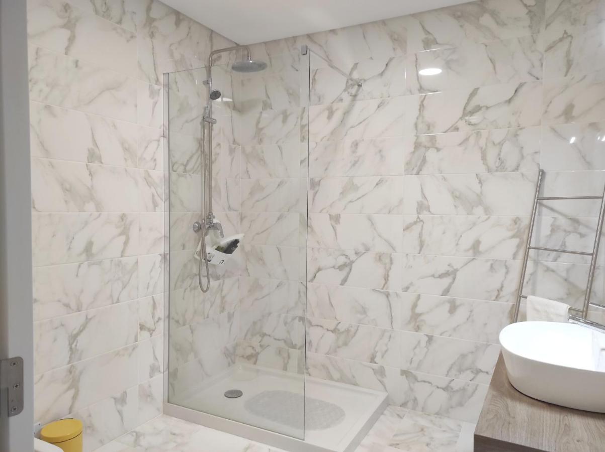 Hall 92 Quartos Com Wc Em Moradia Com Piscina A-Das-Lebres Loures Exteriér fotografie