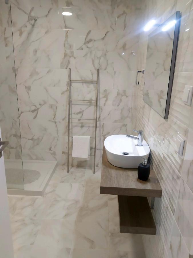 Hall 92 Quartos Com Wc Em Moradia Com Piscina A-Das-Lebres Loures Exteriér fotografie
