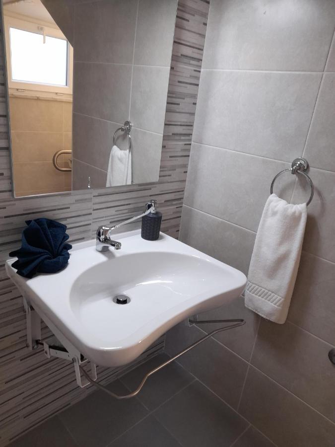 Hall 92 Quartos Com Wc Em Moradia Com Piscina A-Das-Lebres Loures Exteriér fotografie